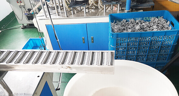 接线羞羞视频在线下载生产时如何防止杂质进入注塑机